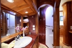 Liveaboards 23657700_adelaar_cabin_a_bathroom_640.jpg