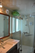 Liveaboards 99669198_carpevitamaindeckshower.jpg